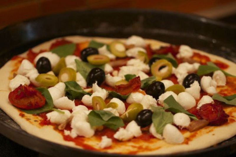 Házi készítésű mediterrán pizza , ahogy az a nagy könyvben meg van írva