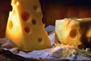 Megfejtették a rejtélyt, mitől lyukas a sajt