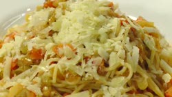 Póréhagymás spagetti gyökérzöldségekkel és szardellával