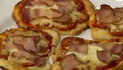 Pizza debreceni módra füstölt sajttal